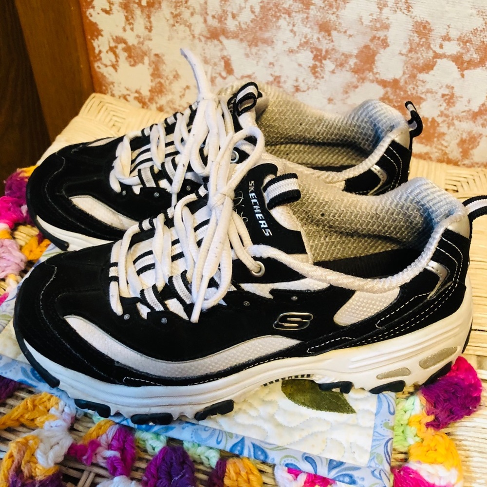 Skechers D’Lite, 💫💕💫 Black & White,🖤 Size 7